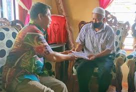 Terlahir di sebuah desa pedalam dikabupaten sampang yaitu desa tobai timur sokobanah kab. Peduli Korban Laka Speedboat Gubernur Beri Santunan Pendidikan Untuk Anak Korban Kayantara Com