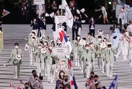 지방교육의원회가 입학식이나 졸업식에서 기미가요 제창을 지지하면서 이에 대해 거부하는 어느 학교장이 곤욕을 치르는 사태가 일어나기도 했다. Aemslw0awrgmbm