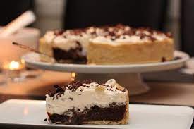 The crown restaurant in indianola, mississippi, creates this mud pie with a layer of chocolate custard, vanilla ice cream, and a drizzle of rich fudge sauce. Hummingbirds Mississippi Mud Pie Kaker Mat Pudding Desserts