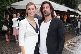 Έκανε το τεστ κορονοϊού μαζί με τον σύζυγο και την κόρη τους και αυτό είναι το αποτέλεσμα (φωτό) Epeteios Gamoy Gia Th Zeta Doyka Kai Ton Mixalh Xatzantwna To Tryfero Mhnyma Ths H8opoioy Fthis Gr