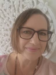 Guys pls can I get a follow....I promise to follow back🙏🙏