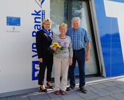 Sie nehmen miete ein und sparen zudem steuern, denn sie dürfen mehr kosten rund um ihre vermietete immobilie steuerlich absetzen als selbstnutzer. 01 10 2019 Gewinnsparen Bei Der Vr Bank Landsberg Ammersee Familie Arnold Freut Sich Uber 500 Vr Bank Landsberg Ammersee Eg