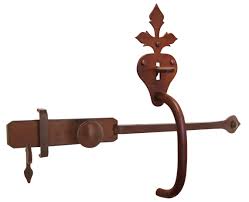 Loquet Avec Battant Et Poignees Poucier St Germain A Ergot En Fer Rouille Effet Vieilli Pour La Renovation Autres Bequilles Clenche De Porte Bouton De Porte