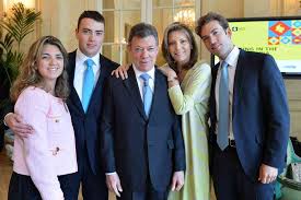 Tan solo el pasado fin de semana, maría antonia se dejó ver durante la jornada de votaciones de primera vuelta presidencial que se llevaron a cabo en el país para elegir al sucesor del presidente juan manuel. Album Familiar Asi Cambio La Vida De Los Santos Rodriguez