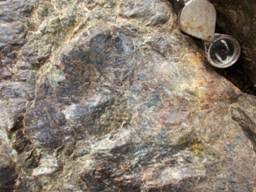 2) apakah dalam suatu formasi batuan yg hanya disusun oleh batugamping dapat jga mengandung endapan emas sementara batuan di sekitarnya tdak. Zona Tinggian Yang Kaya Akan Emas Ekspedisi Khatulistiwa 2012