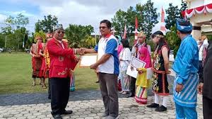 Lihat konsep piagam dibawah ini. Rupinus Serahkan Piagam Penghargaan Pada Peserta Upacara Hut Kabupaten Sekadau Ke 16 Halaman 2 Tribun Pontianak