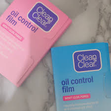 Cara mengatasi wajah berminyak penting dilakukan agar produksi sebum dapat terkendali dan kelembapan kulit terjaga. Clean And Clear Oil Control Film Pink Grapefruit Review Female Daily