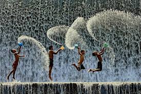 Admirez La Joie De Vivre Communicative De Ces Enfants Qui S Amusent Aux 4 Coins Du Monde Photo Du Monde Jeu D Enfants Photos D Enfants