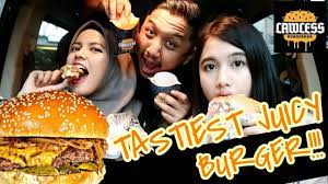 Referensi cari tempat makan enak. Ini Dia Burger Paling Gahar Se Jakarta Lawless Burger Bar Ft Shely Che Youtube