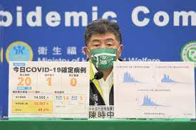 （台灣英文新聞 / 林于雯 綜合報導）陳時中今 (19日)的記者會上戴著印有「請保持距離」、「把口罩戴好」的「十字箴言」黑色口罩，引發觀看直播的網友們頻敲碗「哪裡買？. L53y5au4h8tmim