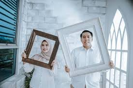 Entdecke rezepte, einrichtungsideen, stilinterpretationen und andere ideen zum ausprobieren. 12 Ide Pre Wedding Studio Tak Bersentuhan Tak Kalah Cantik Sama Yang Latarnya Pemandangan