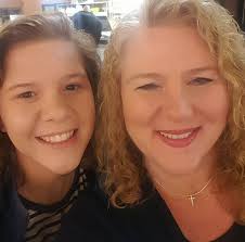 Is it better to convert cash to local currency or use US dollars in Aruba?