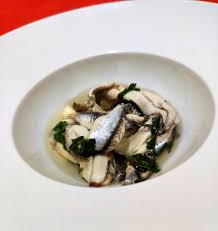Le alici marinate non subiscono cottura ma vengono immerse in una salamoia acida in grado di cuocere il pesce mantenendone però inalterato tutto il suo sapore. Alici Marinate Alici Marinat La Cucina Di Napoli