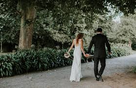 Selección de profesionales de foto y vídeo bodas en asturias con sus packs para bodas, sus mejores fotos y vídeos y opiniones de novios. Bodas Al Aire Libre En Asturias Como Elegir El Lugar Palacio De Aviles