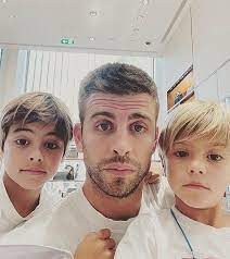 Los Hijos De Shakira Y Gerard Pique Se Unen A Los Misteriosos Selfies De Su Padre