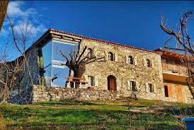 Rustic architecture is a magazine which brings the mountain lifestyle into focus by mixing amazing architectural photography with homeowner stories and informative articles. Stunning Rustic Stone House With A Modern Touch Idesignarch Interior Design Architecture Interior Decorating Emagazine Stone House Old Stone Houses Glass House