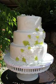 The ombre was airbrushed and then hand brushed to add a little texture. Hochzeitstorte In Weiss Mit Kleinen Blumchen Und Hellgrunen Blattern Brigittes Tortendesign