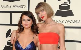 Auch selena, winnie und das neue familienmitglied daisy tun etwas dafür, dass sich das neue coronavirus. Wie Findet Selena Gomez Den Neuen Freund Von Taylor Swift News Myheimat De