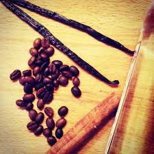 Vider Le Rhum Dans Un Recipient Avec Un Bec Verseur Mettre Les Grains De Cafe Les Gousses De Vanille Et Le Baton De C Recette Rhum Arrange Rhum Arrange Rhum