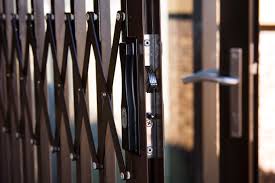 Berikut kami tampilkan beberapa ide gambar desain plafon rumah minimalis yang dapat. Plus Minus Dan Tips Memasang Pintu Teralis