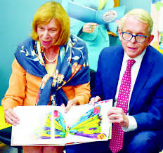 DeWines drop by WIC clinic to celebrate reading