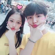 PIC] Choi Yena dan Kakak laki lakinya Choi Sungmin . Choi Sungmin adalah  anggota boyband Speed ,dan ia pernah bermain dalam drama School 2017  sebagai Han Duk Su bersama Kim Sejong(Pd101s1) .