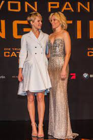 Elizabeth banks ist eine amerikanische schauspielerin, die in allen verfilmungen effie trinket verkörpert. Jennnifer Lawrence Elizabeth Banks Deutschlandpremiere Von Die Tribute Von Panem Catching Fire Berlin Formal Dresses Long Prom Dresses Elizabeth Banks