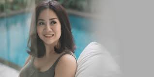 Asli gak ada yang dipermak !!! Jalani Pernikahan Selama 19 Tahun Tante Ernie Pemersatu Bangsa Bagikan Tips Menyenangkan Suami Diadona Id