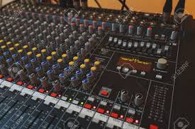 Maybe you would like to learn more about one of these? Equipo De Musica Primer Plano Consola De Gestion De Diseno De Sonido En El Evento Mezclador Negro Grande Con Los Botones De Control Fotos Retratos Imagenes Y Fotografia De Archivo Libres De