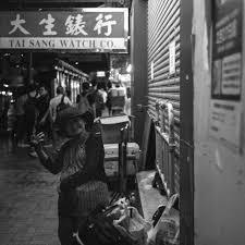 例如 物华街 过去就以金铺及银行的集中而著名。 此外该处更设有多间食肆，提供各类的中式美食，例如花园餐厅、粤菜及潮菜等。 市民亦可以沿著裕民坊探索该区的旧风貌，又或在附近的 apm 购物。 è£•æ°'åŠéº¥é›£æ°'by é¦™æ¸¯01