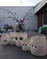 Mit etwas farbe und led lichtern wird aus alten pappkartons im zeitraffer im nu ein schaurig schöner gruselbaum! Halloween Deko Einfach Selber Basteln Schnelle Mumienlichter Judetta