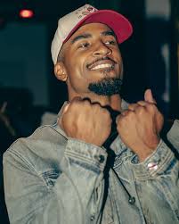 PSA 밖에서 내가 이렇게 생긴 걸 보면.... 올라와서 나에게 피트니스 질문을 하지 마세요. 게인즈 코치가 근무 중! 😂😂😂  📸 @scoobzdoo