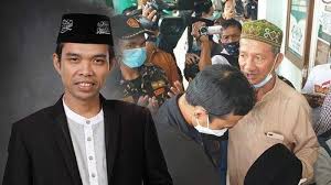 Kamu juga bisa meniru cara berpakaian ustad solmed. Tiba Tiba Ustaz Abdul Somad Buka Peci Minta Kiai Sepuh Nu Jatim Tiup Ubun Ubunnya Terungkap Maunya Tribunnewsmaker Com