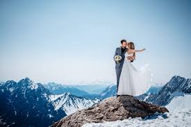 Hochzeitsfoto In Den Bergen In 2020 Hochzeitsfotos Standesamtliche Hochzeit Kosten Hochzeit