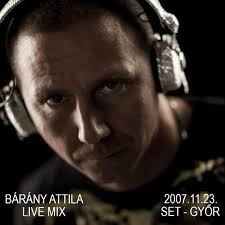 Ahogyan a kép is, úgy a felvétel is nagyon régi. A fejhallgatót, ami a  fejemen van a 40. szülinapomra kaptam Klaudiától. 18 évvel ezelőtt készült  Győrben (még belegondolni is sok). Ugyanazon a