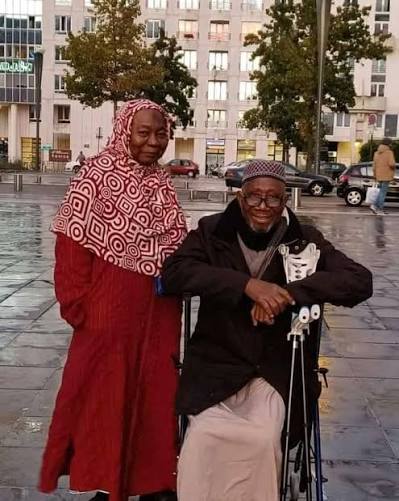 Ladji de Kikideni le Mari de Marie et Tené dans la série "trois femmes un  village" de son vrai nom Rasmane OUEDRAOGO avec madame.