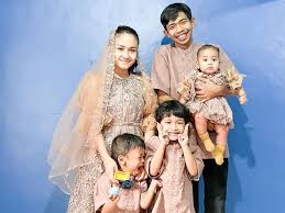 Hari ini anwar besama dengan dede sunandar akan. 9 Potret Kompak Keluarga Pelawak Dede Sunandar