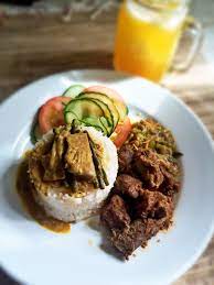 Nasi padang, nasi yang disinari oleh sinar lampu terang benderang, begitu kurang lebih maksud dari foto tersebut. Nasi Padang Rendang Sambal Lado Ijo Gambar Ukiran