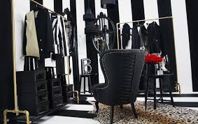 Ein Ankleidezimmer Mit Kleiderstangen Schuhkartons Und Omedelbar Sessel In Schwarz Ankleide Zimmer Ankleidezimmer Einrichtungsideen