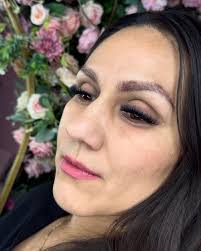 ✨ ¡Atrévete a brillar con un diseño de uñas espectacular! ✨ En Florian's  Studio, te traemos este estilo en negro y dorado con pedrería que  simplemente roba miradas. Cada detalle ha sido