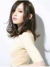 ふんわり派 ずっしり派 セミロングのかわいい髪型 ヘアアレンジまとめ キナリノ 髪型 女性 ロングヘア ミディアムヘア
