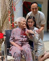 Vincent tan is married to pat tan née phua kim kee, popularly known as puan sri esther tan. Siap Beg Hermes Untuk Angpau Wajah Comel Cucu Jutawan Vincent Tan Ini Buat Ramai Cair Nona