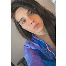 Wendy de Red Velvet ha sufrido una caída de 2 metros desde el escenario de  SBS Gayo Daejun. Los resultados de esto fueron lesiones faciales graves y  fractura de pelvis y muñeca.