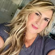 Who is a good hair stylist in Russell Springs for a bob haircut with bangs?