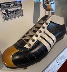 Stylische adidas angebote ▷ ▷ 30 tage rückgaberecht kostenloser versand ab 80€ online.urbaner modestil von adidas. Haus Der Geschichte Pa Twitter Onthisday Vor 110 Jahren Wird Adolf Dassler Deutscher Unternehmer Und Grunder Von Adidas Geboren 1925 Fertigt Er Die Ersten Fussballschuhe Mit Nagelstollen An Die Deutsche Fussballnationalmannschaft Holt