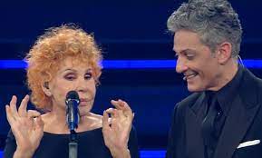 Ornella vanoni, come anticipato da amadeus, sarà ospite d'onore al prossimo festival di sanremo e ha voluto mandare un messaggio a italiasì! Sanremo 2021 Ornella Vanoni Battuta Al Veleno A Fiorello Che Rimane Di Ghiaccio Ma Tu Canti Baritalia News