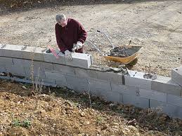 Construire Un Mur De Cloture En Parpaings En 8 Etapes Construire Un Mur Mur En Parpaing Parpaing