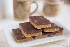 Ces Carres Au Chocolat Et Au Beurre D Arachides Sont Absolument Parfaits Recipe Chocolate Peanut Butter Squares Chocolate Chip Recipes Baking
