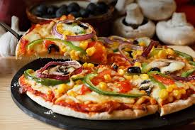 500g faina, sare (un varf de cutit), un cubulet drojdie + o cana apa calduta, o lingura ulei, mezeluri de care doriti (eu am luat de la kaunfland capete), o cutie de ciuperci, o cutie porumb, branza, optional 1 ou batut (eu nu am pus) sa tina legata compozitia. Cele Mai Bune Retete De Pizza De Casa Sfaturi Utile