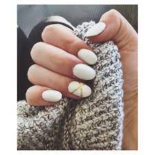 White Oval Nails With Gold Accent Detail Beautiful Nails Grad Nails Winter Oval Nails Gold Nails Trendy Nails